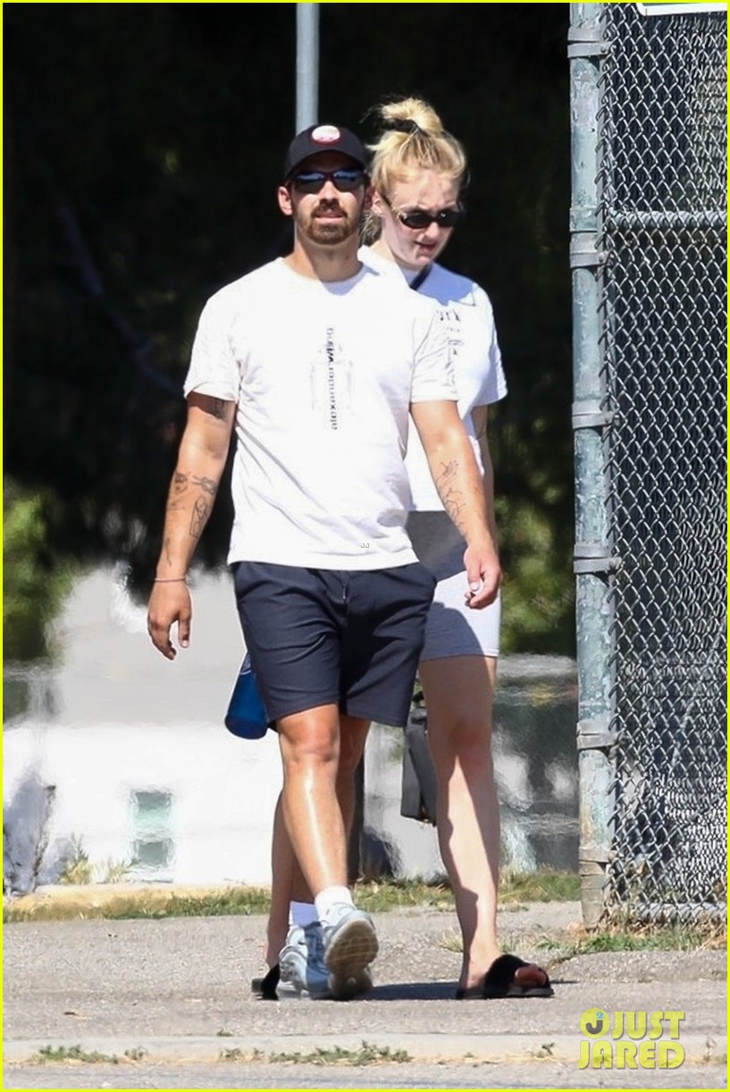 Joe Jonas & Pregnant Sophie Turner Pick Up Ice Cream Treat on Father's