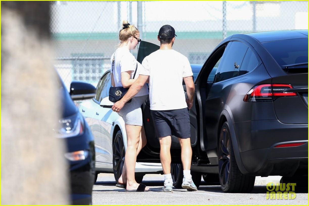 Joe Jonas & Pregnant Sophie Turner Pick Up Ice Cream Treat on Father's