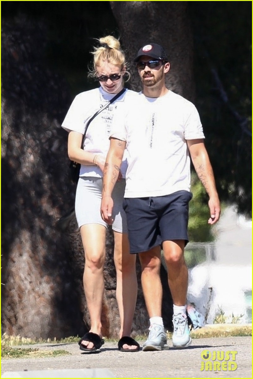 Joe Jonas & Pregnant Sophie Turner Pick Up Ice Cream Treat on Father's