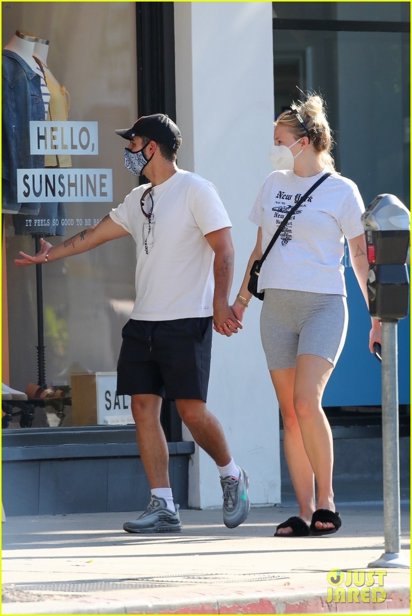 Joe Jonas & Pregnant Sophie Turner Pick Up Ice Cream Treat on Father's