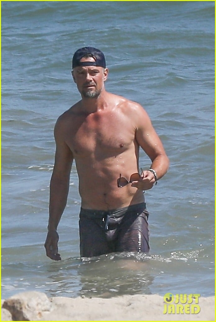 Josh Duhamel Goes Shirtless for Day at the Beach in Malibu! Photo