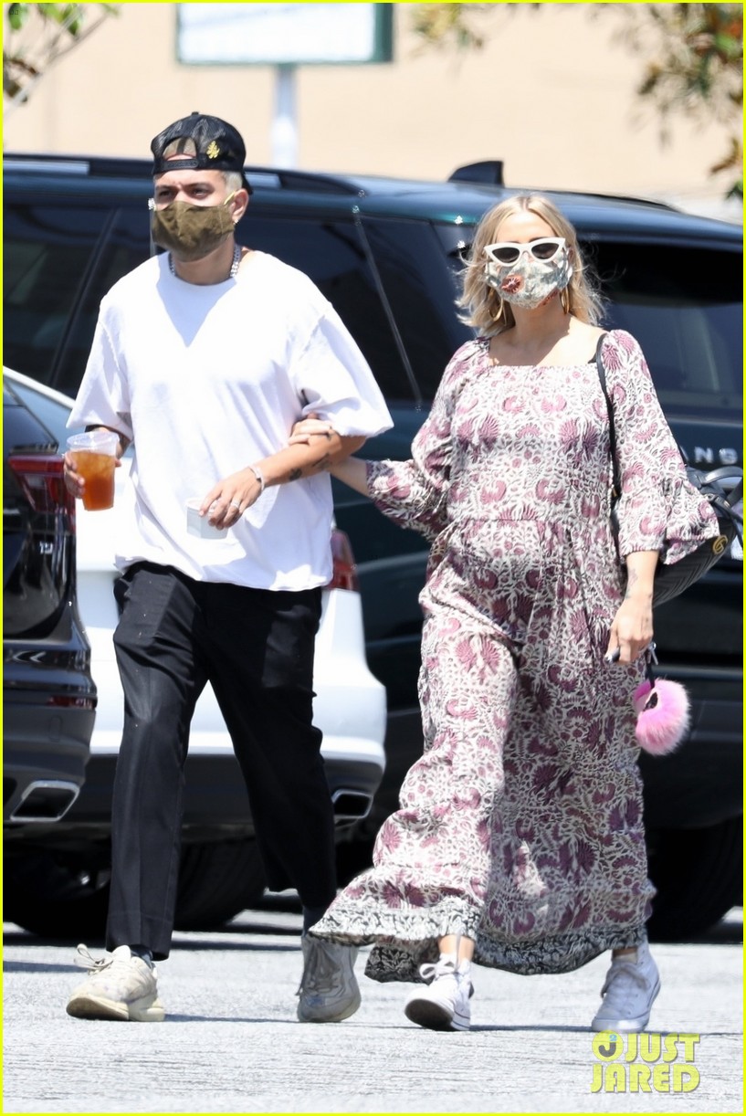 Pregnant Ashlee Simpson & Evan Ross Head Out on Coffee Run in L.A