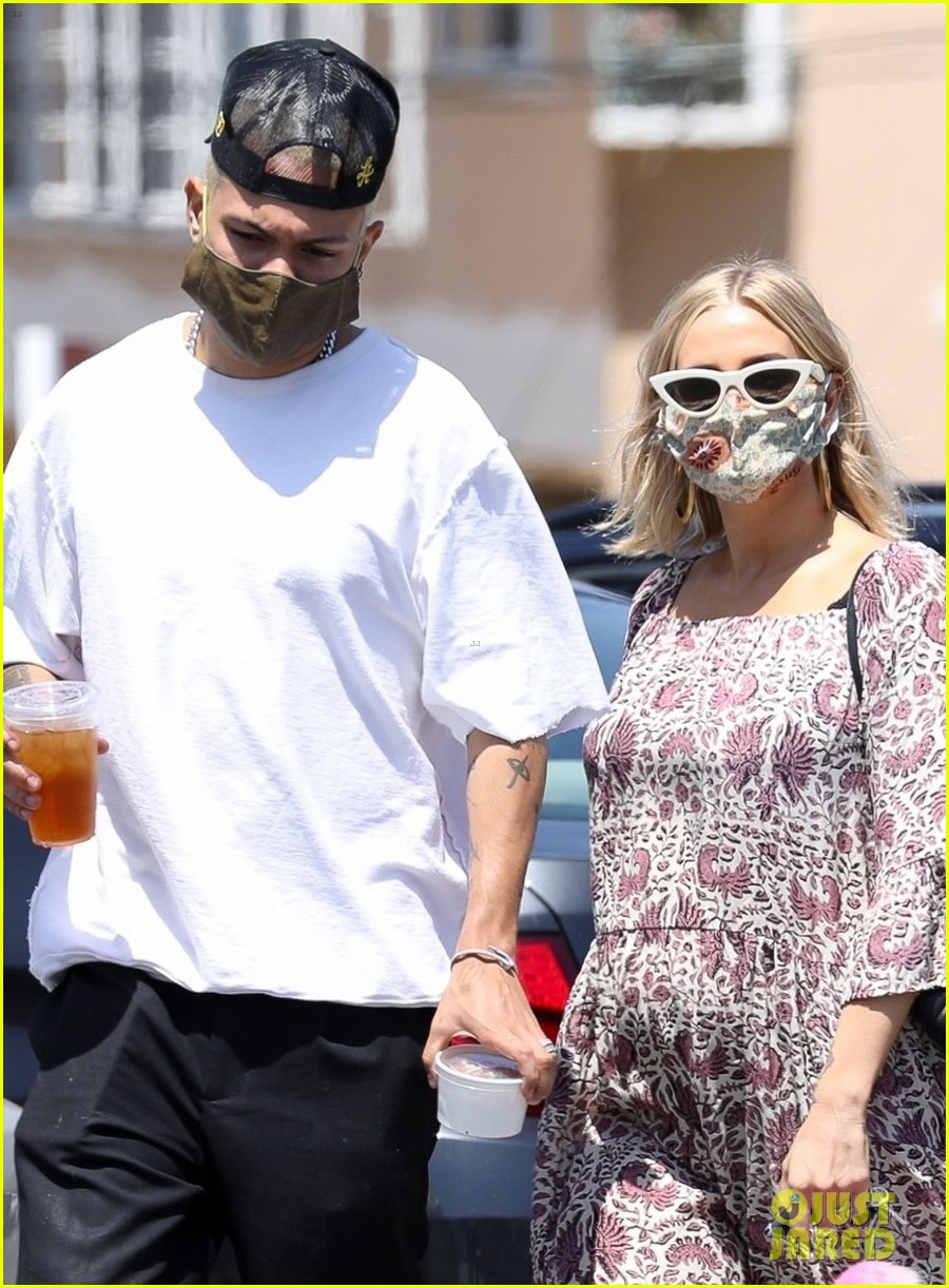 Pregnant Ashlee Simpson & Evan Ross Head Out on Coffee Run in L.A