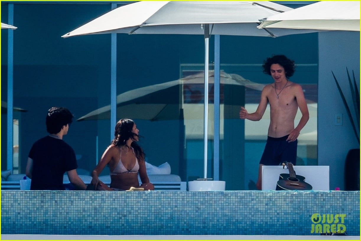 Timothee Chalamet & Eiza Gonzalez Pack on the PDA & Kiss in Mexico ...