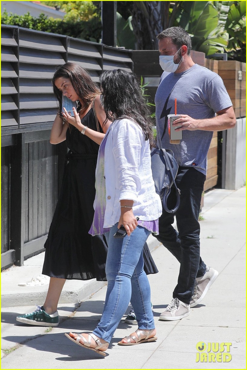 Ben Affleck & Ana de Armas Run a Friday Errand Together in L.A. Photo 4467028 Ben Affleck