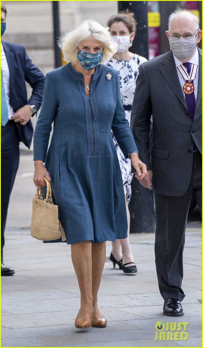 Camilla, Duchess of Cornwall Is First Royal to Publicly Wear Face Mask(00)