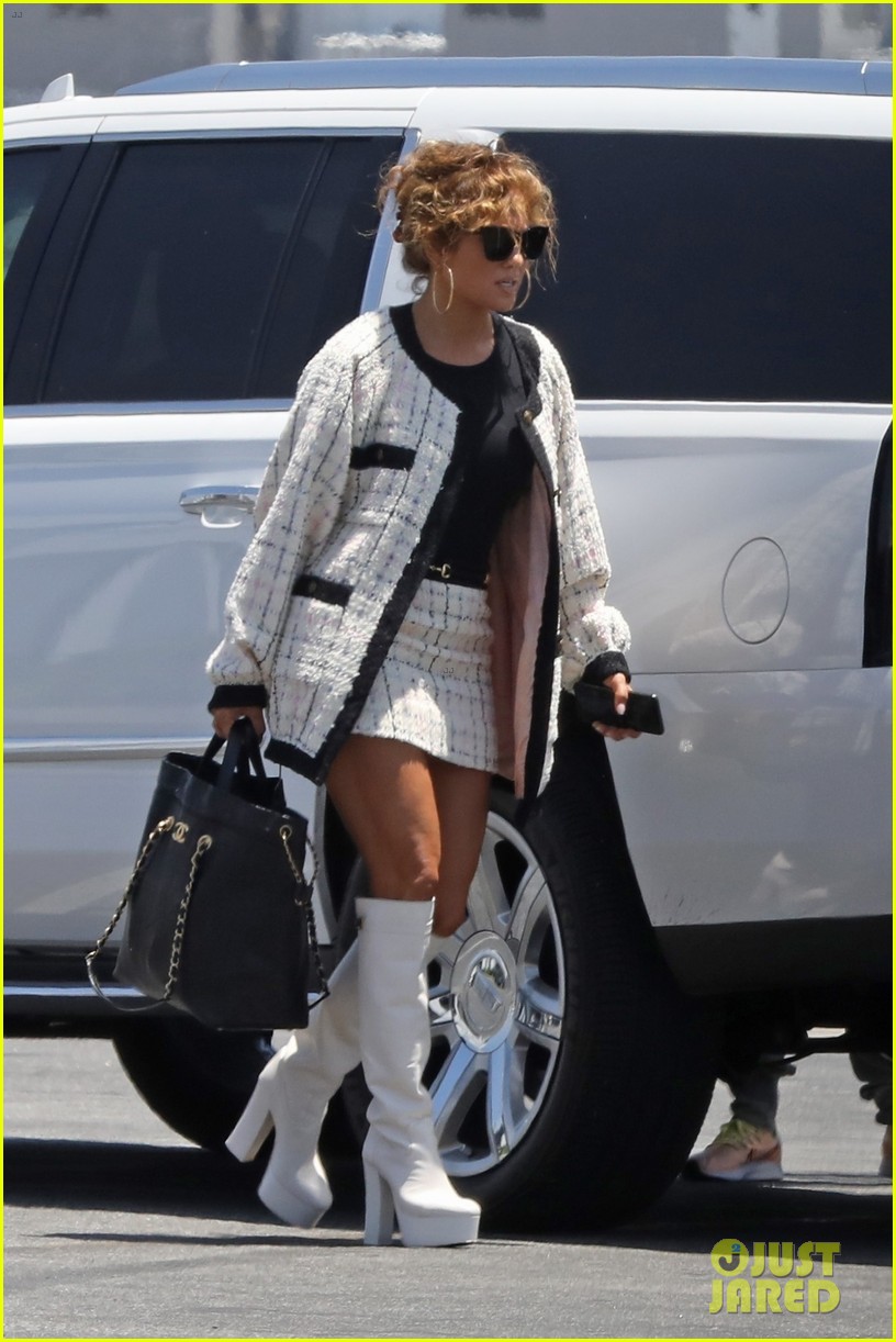 Jennifer Lopez Boards a Private Jet with Alex Rodriguez & Her Kids