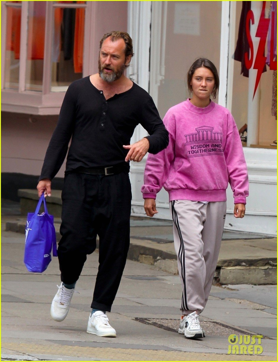 Photo jude law spends the day with daughter iris captain hook casting 03 Photo 4467969 Just