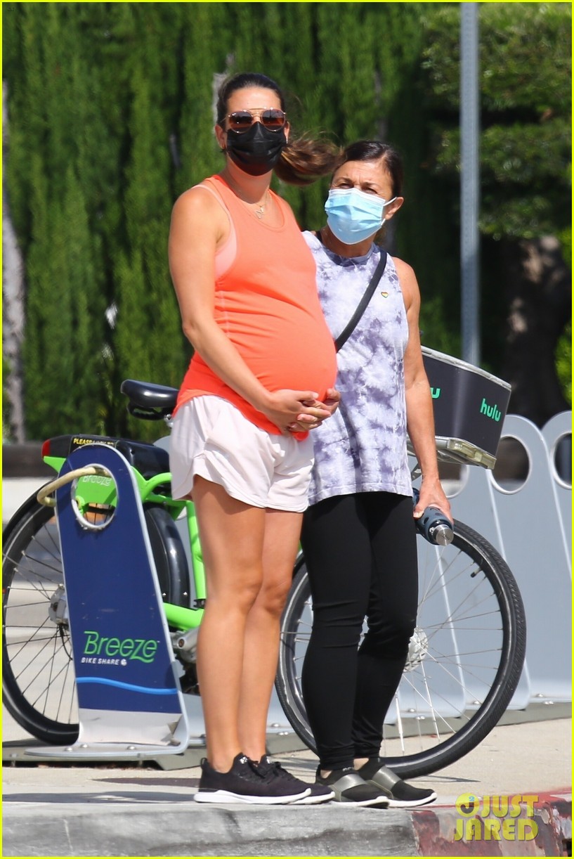 Pregnant Lea Michele Holds Onto Her Baby Bump During Walk With Her Mom(02)
