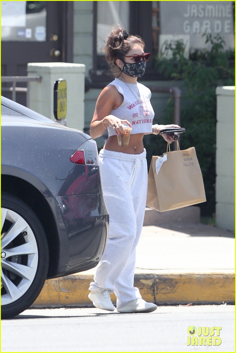 Photo vanessa hudgens abs show off black outfit workout 04 Photo