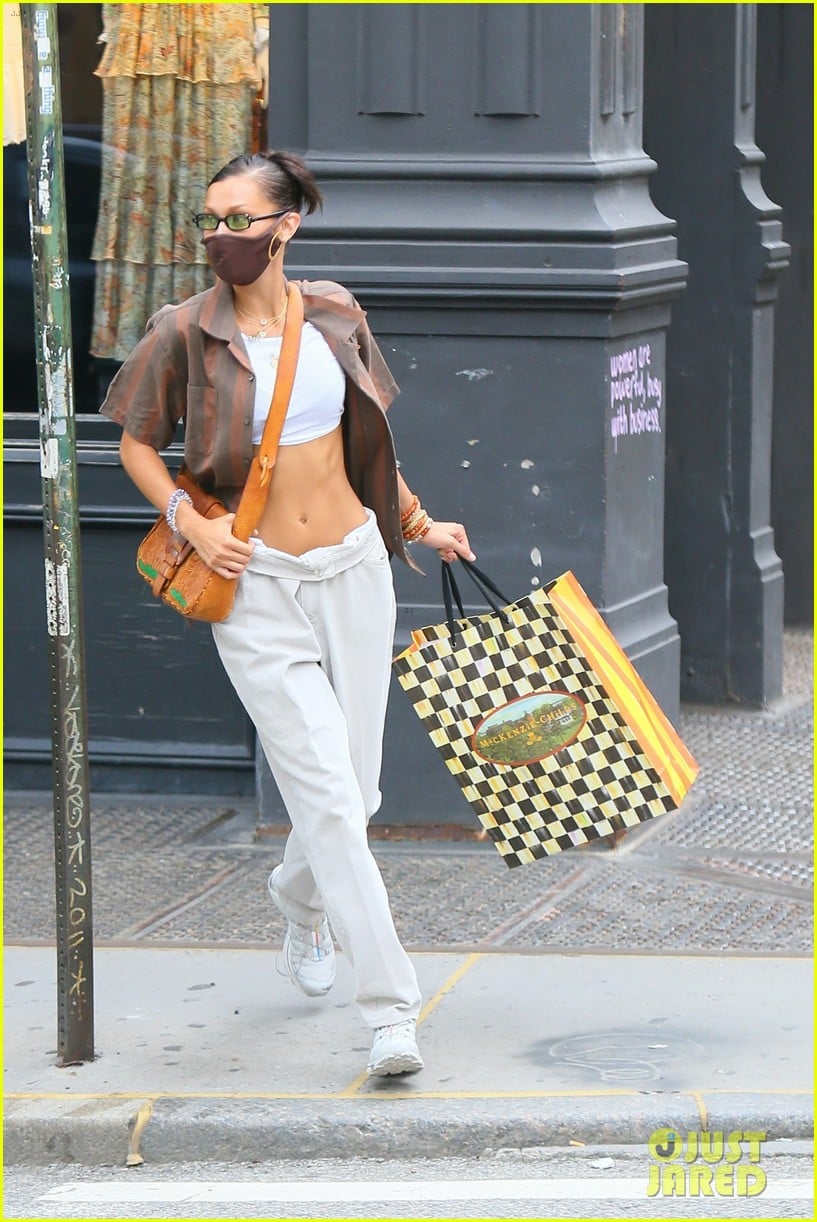 bella hadid shows off her toned abs shopping in nyc 014474754