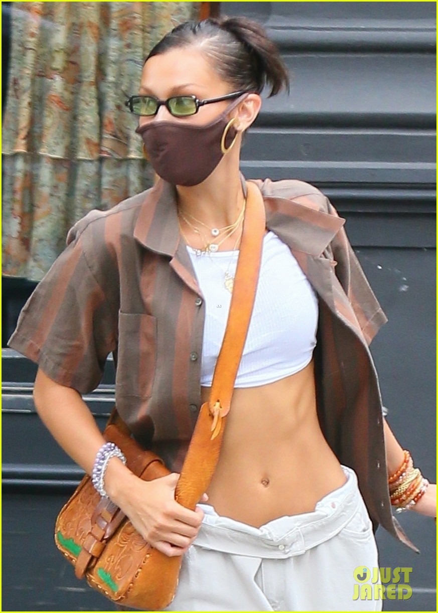 bella hadid shows off her toned abs shopping in nyc 04