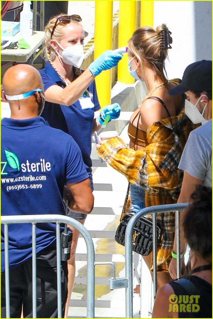 justin bieber hailey bieber temps checked arriving for project set 044476082