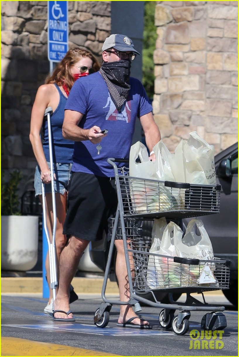 Jon Hamm's Girlfriend Anna Osceola Joins Him at Supermarket, Uses