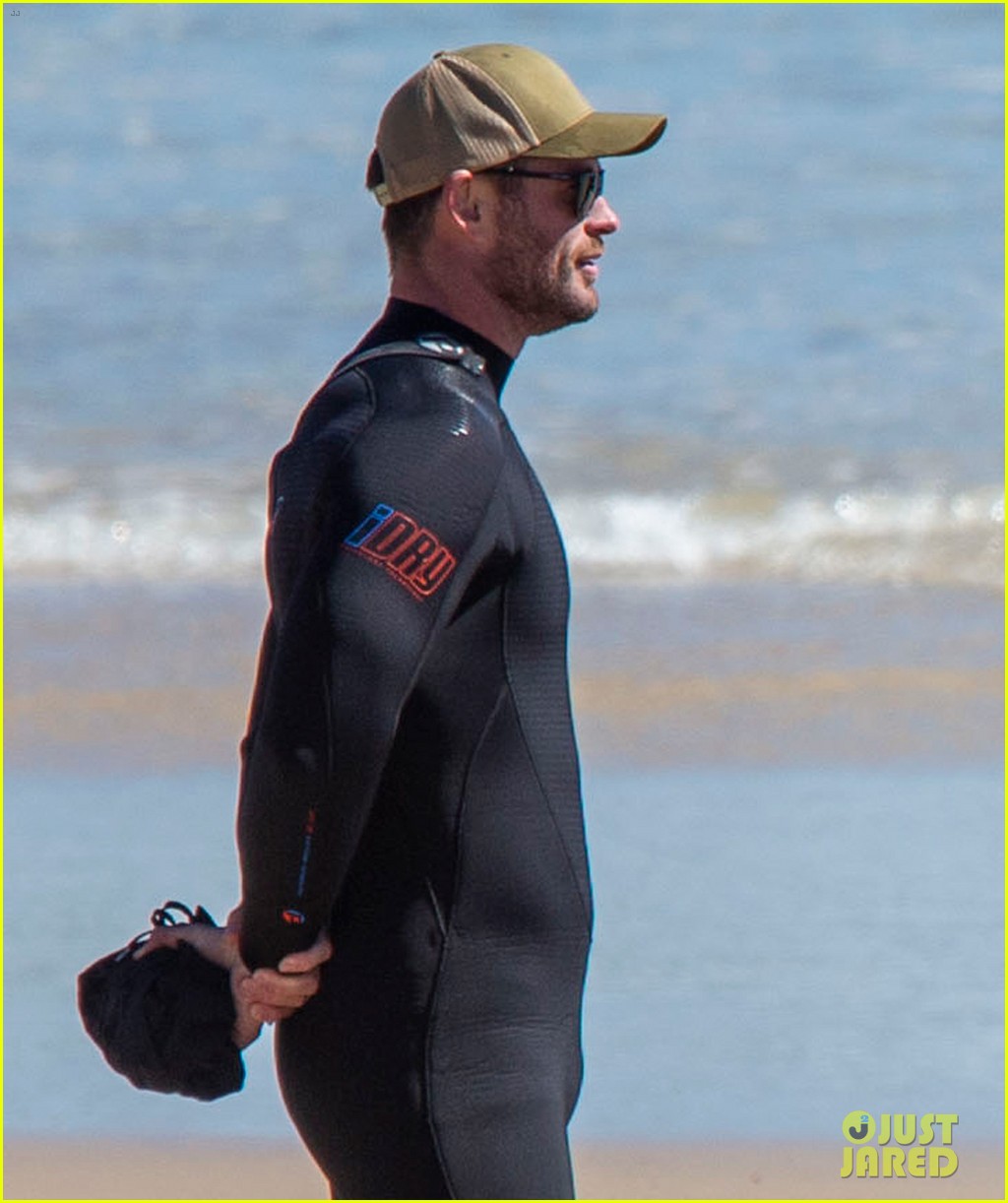 chris hemsworth skintight wetsuit at the beach 034476885