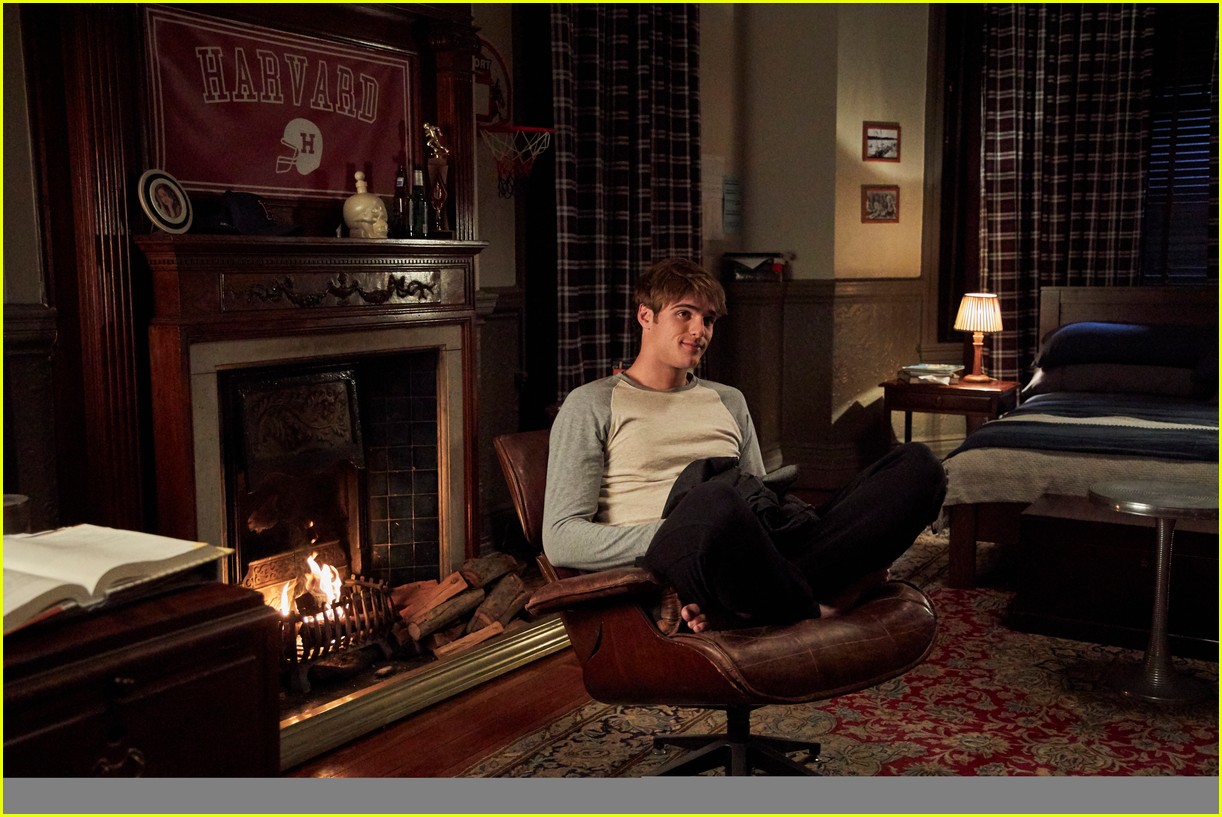 Joey King Reacts to Jacob Elordi Saying He Didn't Watch 'The Kissing