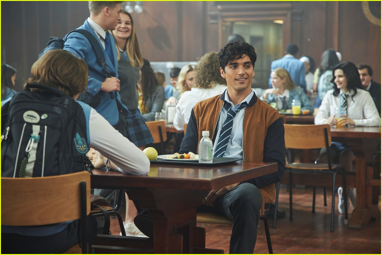 Joey King Reacts to Jacob Elordi Saying He Didn't Watch 'The Kissing(02)