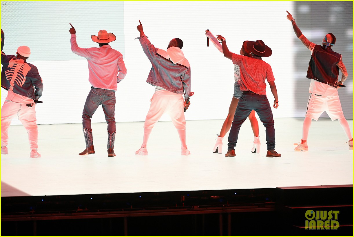 J. Rey Soul Sings Fergie's 'I Gotta Feeling' Parts for Black Eyed Peas' VMAs Performance Watch