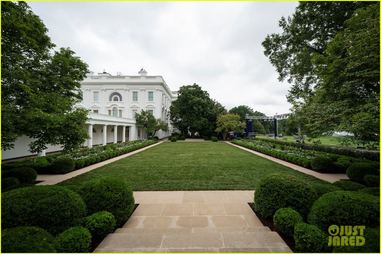 melania-trump-renovated-the-white-house-s-rose-garden-these-photos