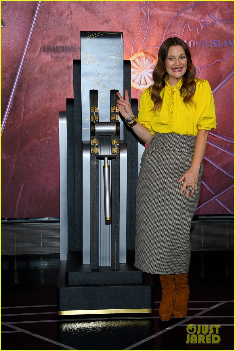 drew barrymore lights up empire state building talk show 01