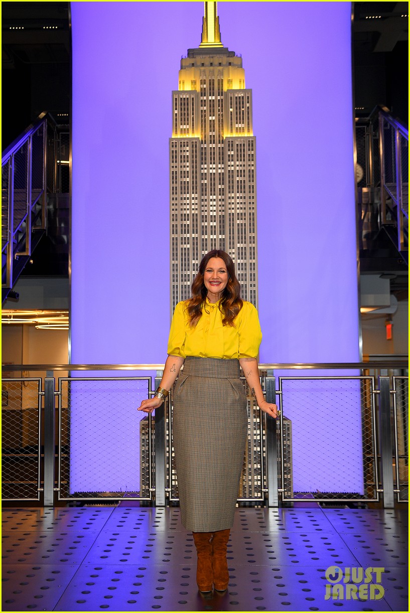 drew barrymore lights up empire state building talk show 084483670