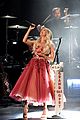 carrie underwood honors female artists acm awards 2020 01