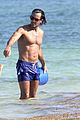 aaron diaz shirtless at the beach in cancun 01