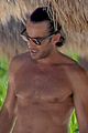 aaron diaz shirtless at the beach in cancun 02