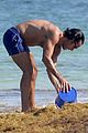 aaron diaz shirtless at the beach in cancun 03