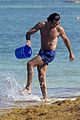 aaron diaz shirtless at the beach in cancun 09
