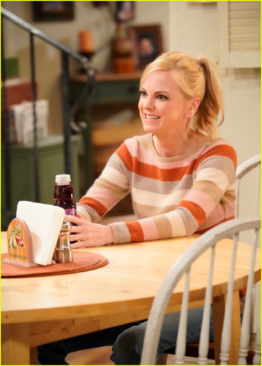 anna faris exit from mom 014480382