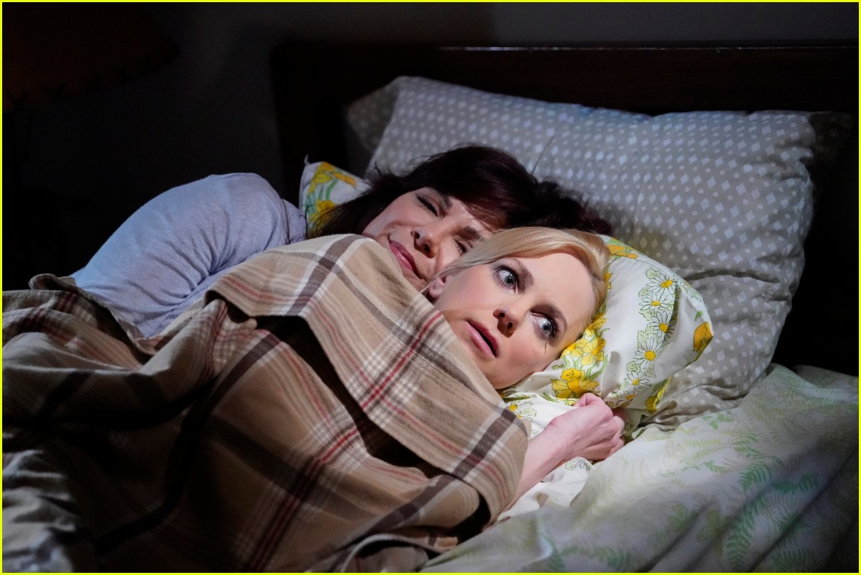 anna faris exit from mom 044480385