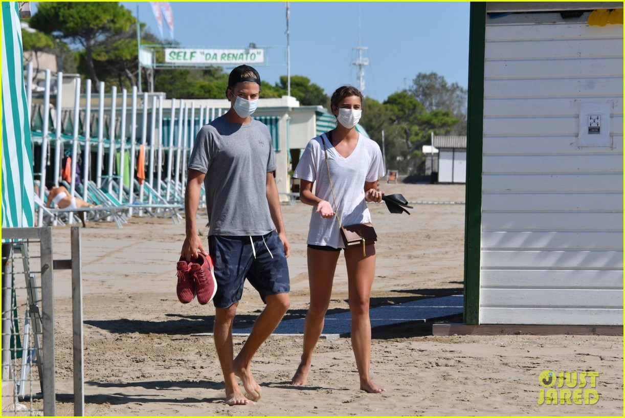 taylor hill walks the beach with shirtless daniel fryer in venice 014480512