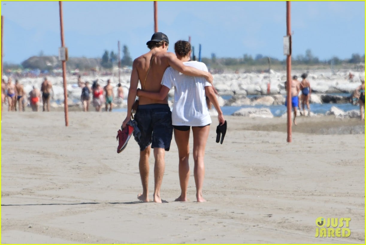 taylor hill walks the beach with shirtless daniel fryer in venice 034480514