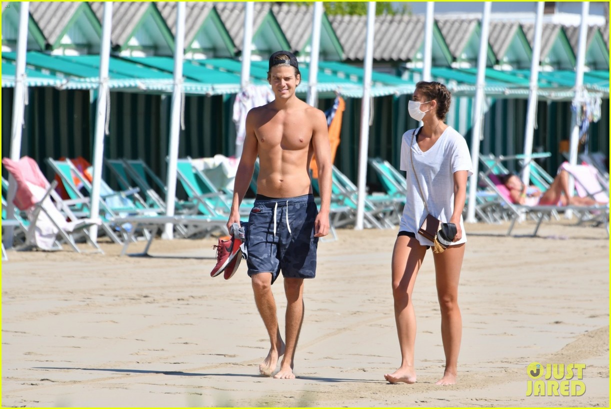 taylor hill walks the beach with shirtless daniel fryer in venice 054480516
