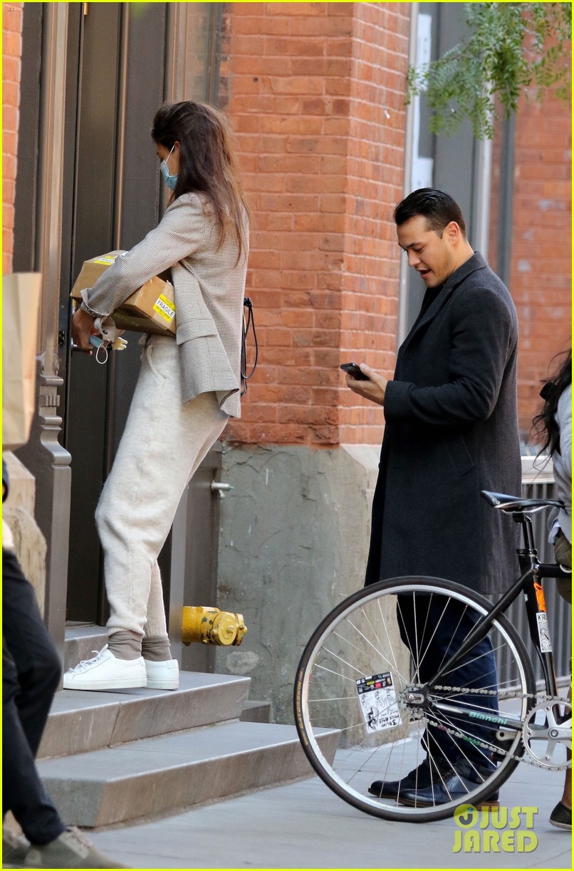 Katie Holmes Holds Hands with Emilio Vitolo Jr. in Latest NYC Sighting(02)