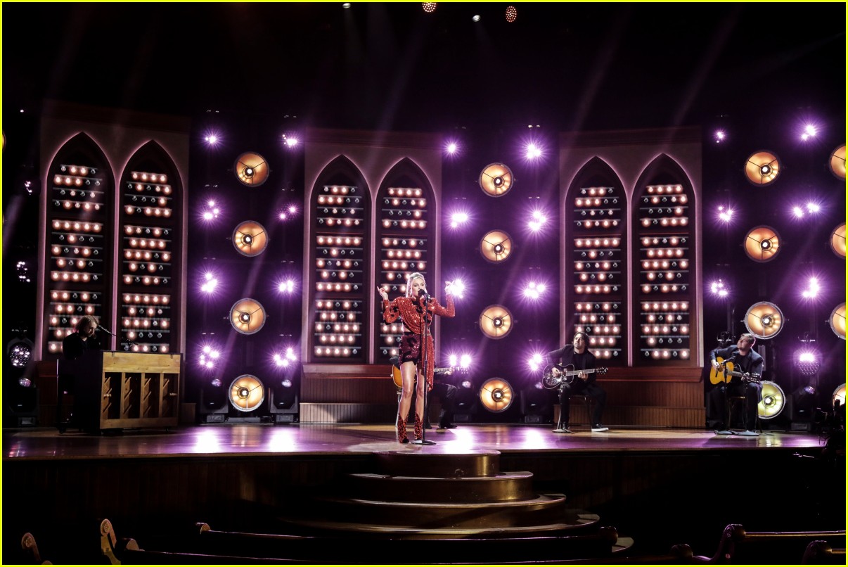 Kelsea Ballerini Performs New Version of 'Hole in the Bottle' at ACM