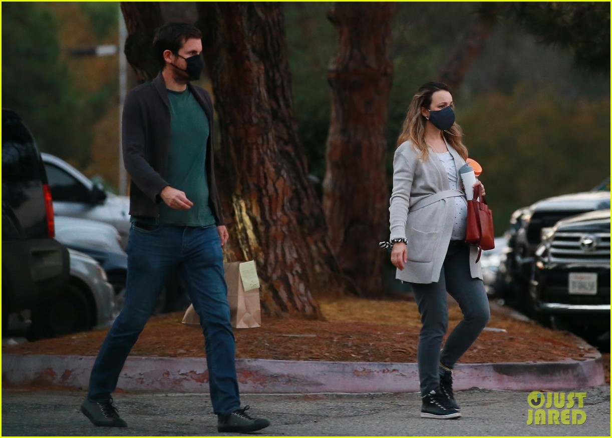 Rachel McAdams Puts Her Baby Bump on Display During Lunch Date with