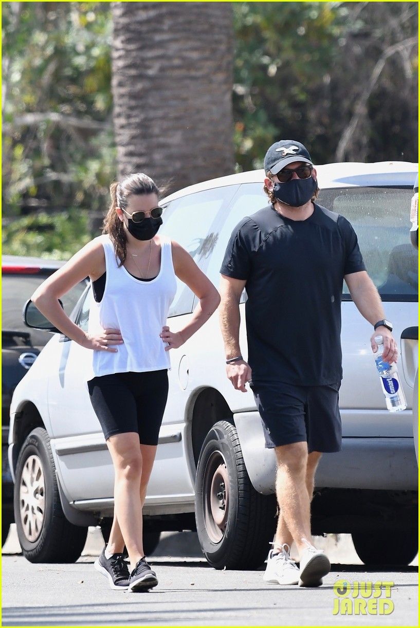 Lea Michele & Zandy Reich Kick Off Their Week with a Walk Photo(02)