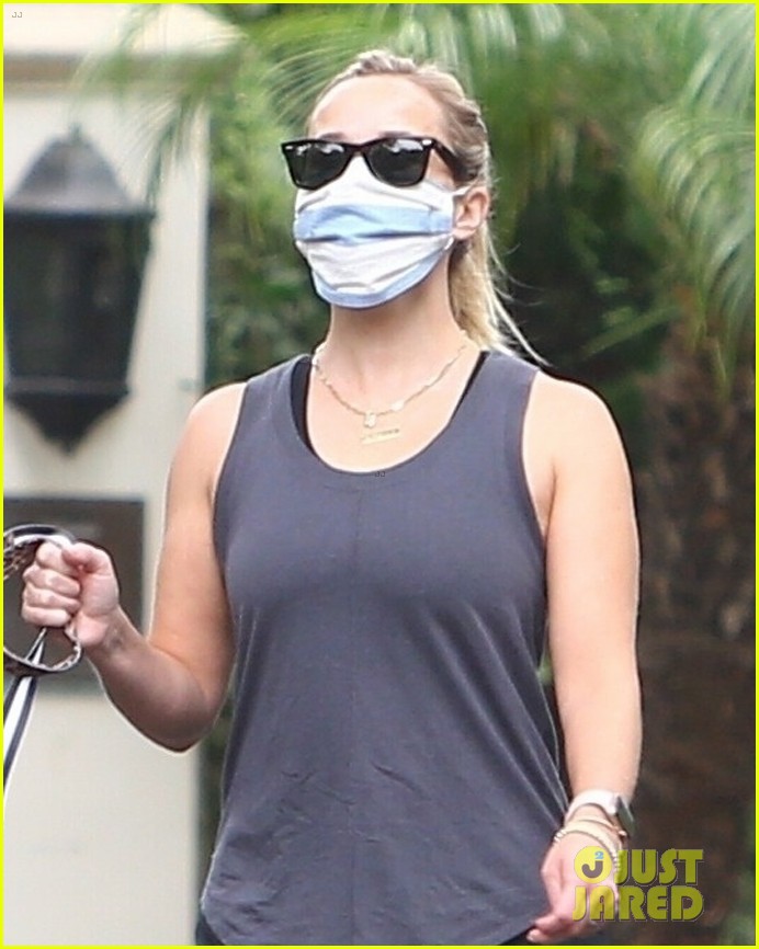 reese witherspoon walk with french bulldog 024481622