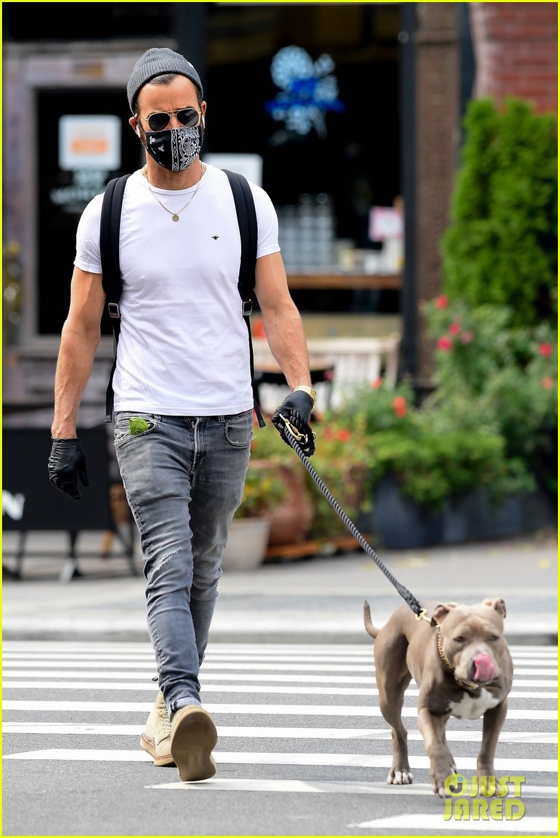 Justin Theroux Kicks Off His Day Walking His Dog Kuma Photo 4488971