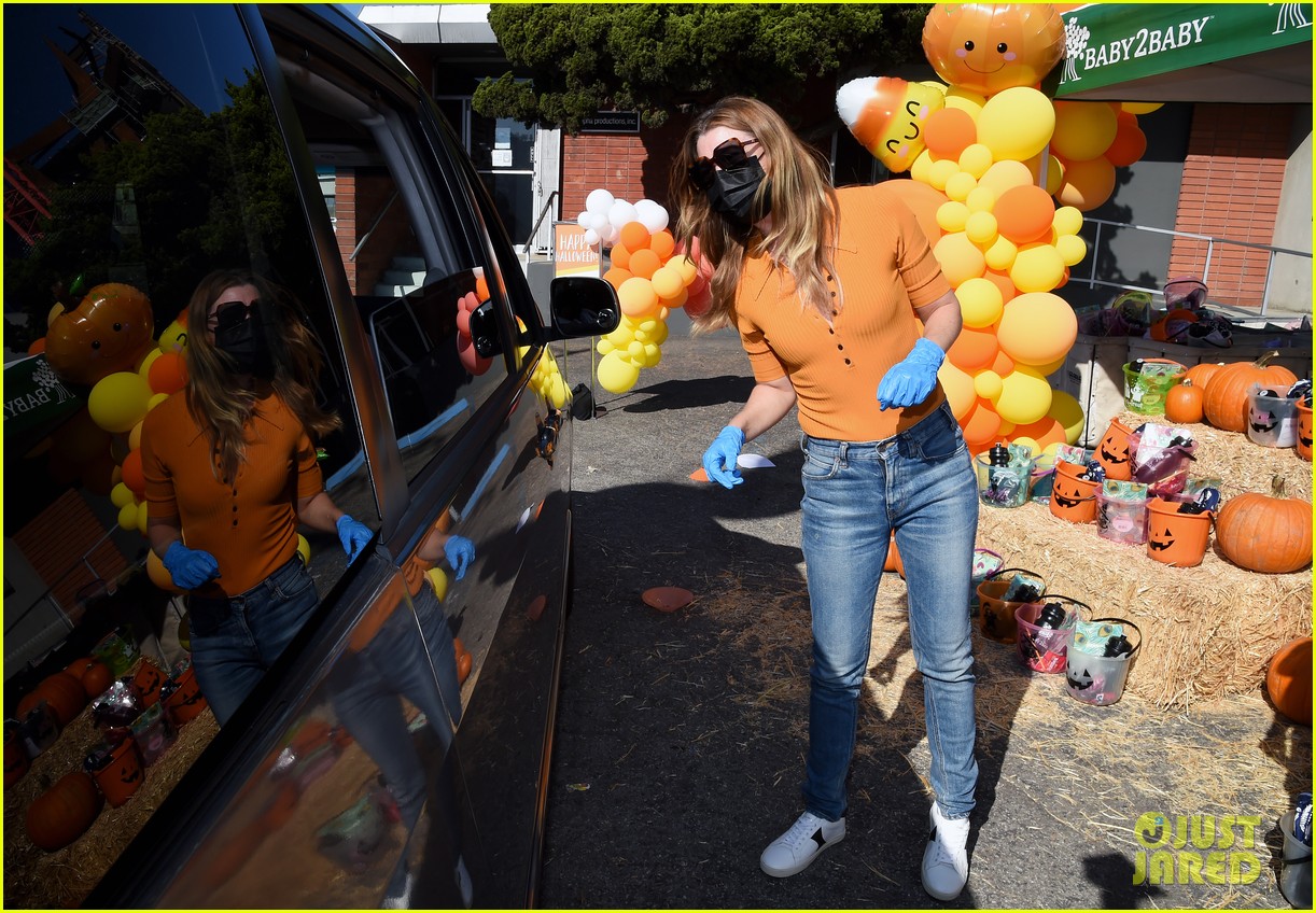 Ellen Pompeo Passes Out Candy & Essential Items To Families During(01)
