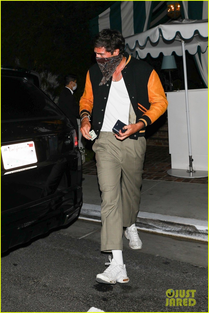 Kaia Gerber Brings Her Dog to Dinner with Jacob Elordi: Photo 4492533