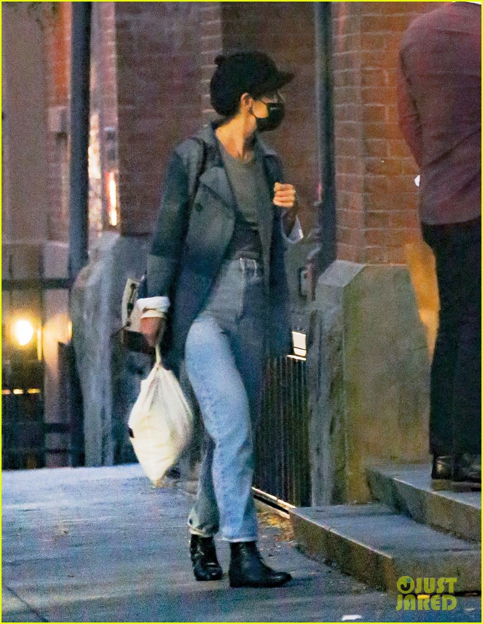 Katie Holmes & Emilio Vitolo Pick Up Food To Go Before Heading Home in