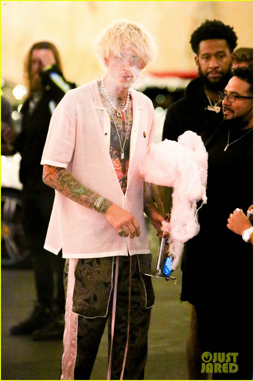 Photo machine gun kelly breaks windshield while hanging out of car