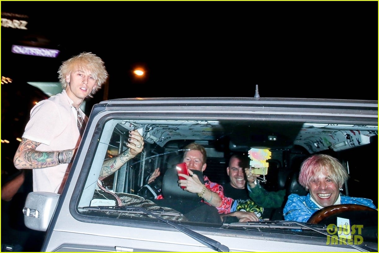 Photo machine gun kelly breaks windshield while hanging out of car