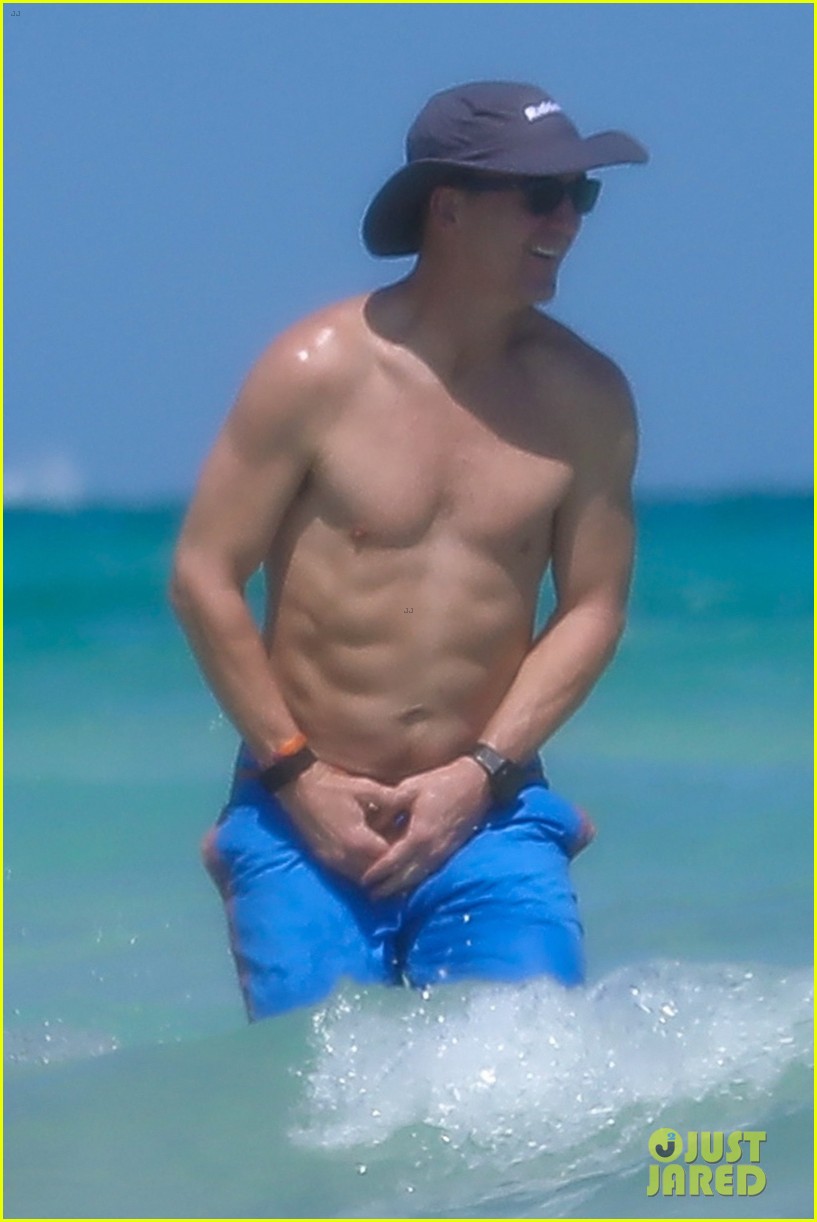 Peyton Manning Flaunts Ripped Abs While Shirtless at the Beach! 