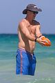 Peyton Manning Flaunts Ripped Abs While Shirtless at the Beach! (Photos