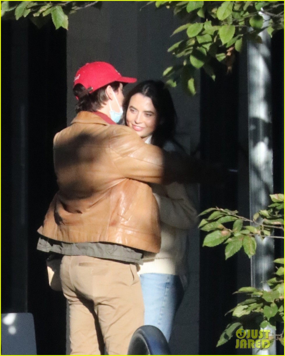 Cole Sprouse Spotted Getting Cozy with Model Reina Silva in Vancouver(02)