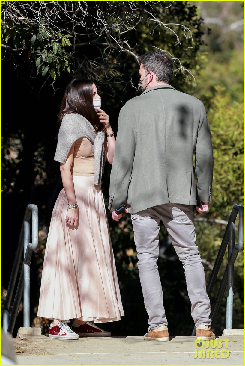 Ben Affleck & Ana de Armas Take His Kids to the Park After First(02)